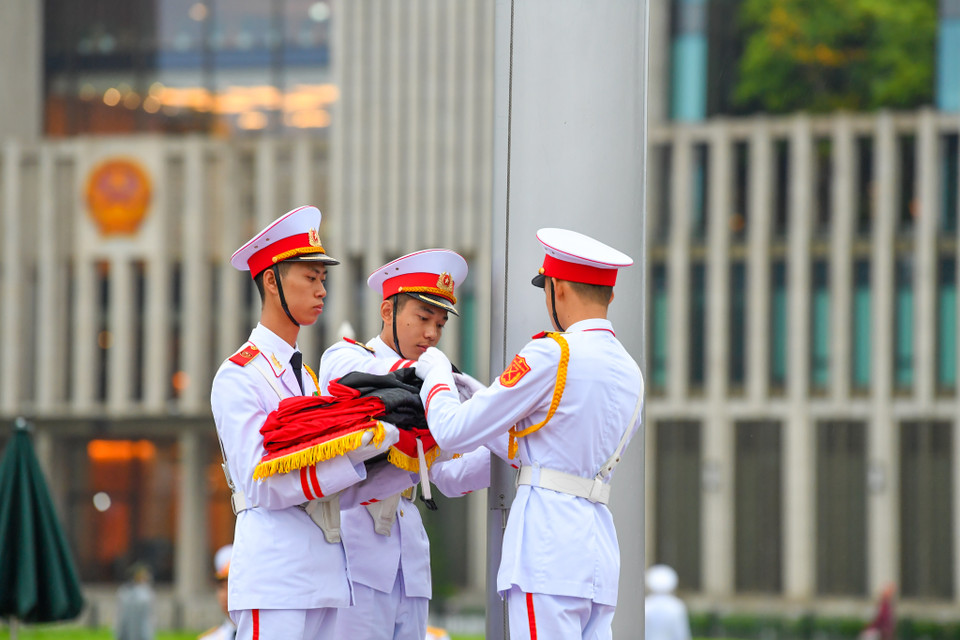 Đúng 6 giờ sáng 14/8, nghi lễ thượng cờ rủ thiêng liêng đã diễn ra. (Ảnh: Minh Sơn/Vietnam+)
