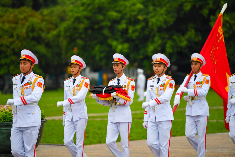 Lá quốc kỳ có dải băng tang sẽ được treo trong suốt 2 ngày, 14 và 15/8 để tưởng nhớ Nguyên Tổng bí thư Lê Khả Phiêu. (Ảnh: Minh Sơn/Vietnam+)