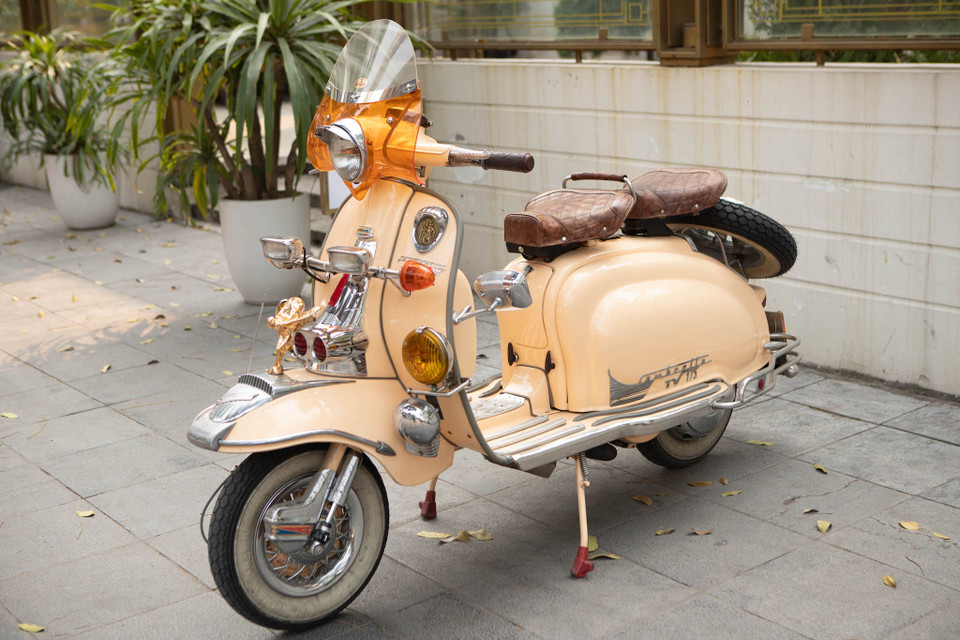 Anh Vũ Trường Giang là chủ nhân của chiếc scooter Lambretta TV175 Series 2 sản xuất năm 1959 cho biết: 'Qua nhiều đời chủ, tôi sở hữu chiếc xe này bắt đầu từ năm 2011 cho tới giờ và trang trí theo phong cách Mod của Anh.' (Ảnh: Quỳnh Anh/Vietnam+)
