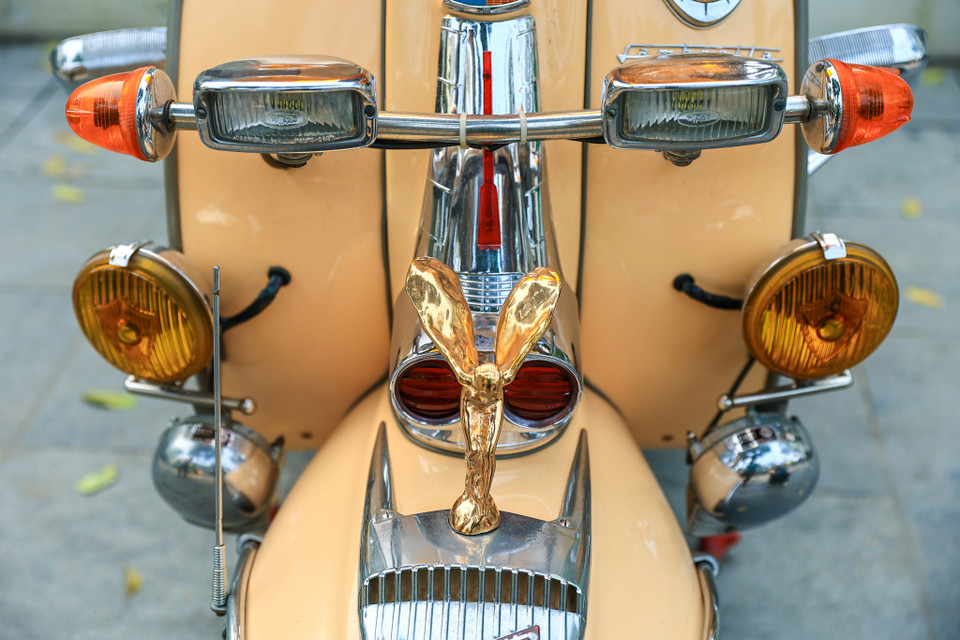 Động cơ Lambretta TV 175 Series 2 có tỷ lệ nén 8.0.1, đi kèm hộp số 4 cấp; công suất tối đa 8.6 mã lực tại 6.000 vòng/phút. (Ảnh: Quỳnh Anh/Vietnam+)