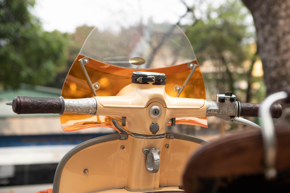 Chi tiết máy được gia công và khắc một cách tỉ mỉ bằng nhôm. (Ảnh: Quỳnh Anh/Vietnam+)