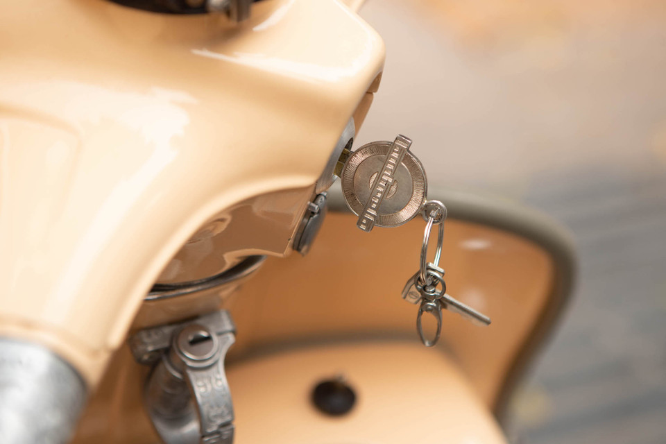 Chiếc chìa khóa mạ bạc được gia công tỉ mỉ dựa trên yêu cầu của chủ xe. (Ảnh: Quỳnh Anh/Vietnam+)