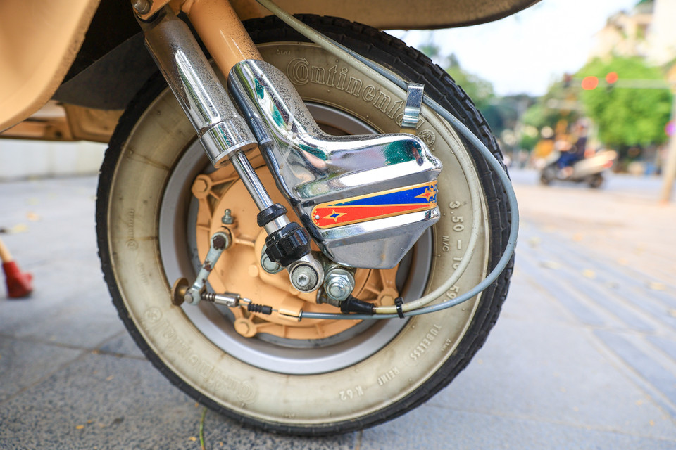 Lambretta TV 175 Series 2 có trọng lượng khô 242 lbs (tương đương 109,77 kg), bánh xe 10 inch cùng phanh tang trống. (Ảnh: Quỳnh Anh/Vietnam+)