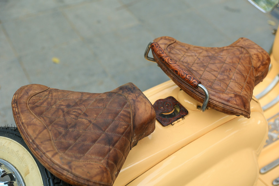 Tại Việt Nam, Lambretta TV175 Series 2 là một trong những mẫu xe có giá trị sưu tập. Yên xe được anh Giang thiết kế lại từ yên liền sang 2 yên đơn để người ngồi thuận tiện hơn khi tham gia giao thông. (Ảnh: Quỳnh Anh/Vietnam+)