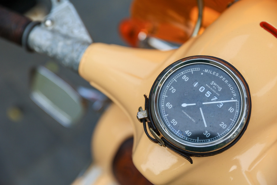 Đồng hồ công tơ mét do chính tay anh Giang tự thiết kế và gia công tỉ mỉ. (Ảnh: Quỳnh Anh/Vietnam+)