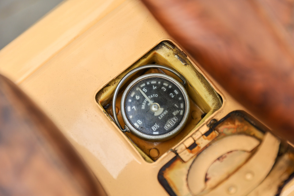 Điểm nổi bật ở chiếc Lambretta TV 175 là xe được chạy bằng cả xăng và dầu với bình xăng 7,5lít. (Ảnh: Quỳnh Anh/Vietnam+)