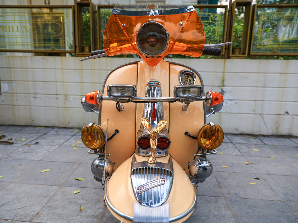 Chiếc xe Lambretta được anh Giang trang trí lại theo phong cách Mod, với giá trị không thể tính bằng tiền. Trước đó, các sản phẩm Lambretta Li 150 Series 1, 2 và 3 rất được ưa chuộng, nhưng TV175 xuất hiện đã khiến người tiêu dùng 'phát cuồng' vì sự độc đáo, mạnh mẽ. Đến nay, TV175 vẫn là sự thèm khát của giới chơi xe cổ. (Ảnh: Quỳnh Anh/Vietnam+)