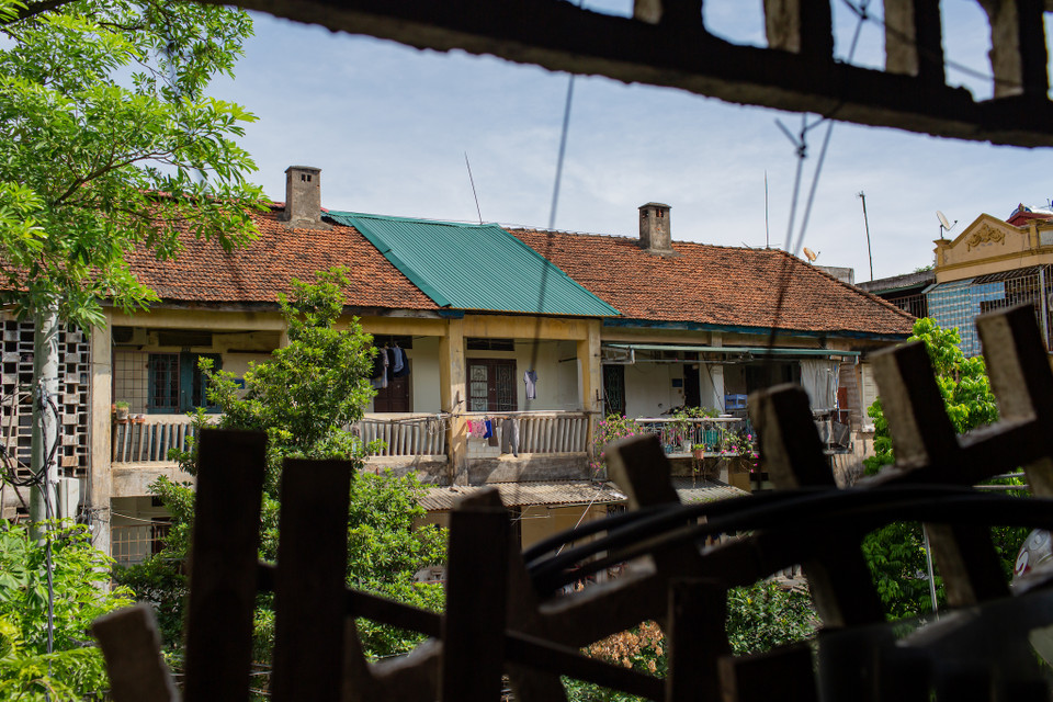 Việc lập phương án giải phóng mặt bằng, cải tạo khu nhà tập thể 3 tầng đã hoàn tất từ 2017 nhưng cho đến nay, dự án vẫn chưa được triển khai. (Ảnh: Quang Hưng/Vietnam+)