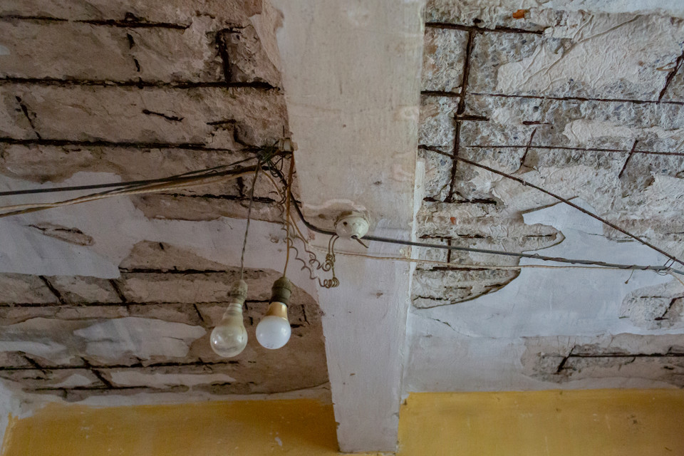 Phần cốt ép trần nhà mục mát, rơi vỡ. Nhiều gia đình tại đây đã phải tự bỏ tiền ra sửa, nhưng chỉ mang tính tạm thời. (Ảnh: Quang Hưng/Vietnam+)