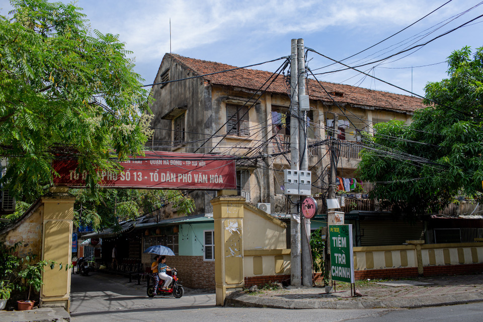 Khu tập thể 3 tầng thuộc phường Nguyễn Trãi, quận Hà Đông, thành phố Hà Nội được xây dựng từ năm 1976 đang trở nên ngày càng nguy hiểm trước sự xuống cấp trầm trọng. (Ảnh: Quang Hưng/Vietnam+)