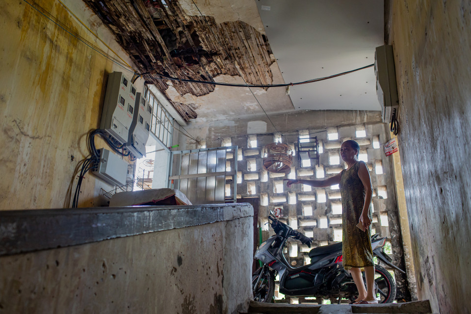 Khu tập thể hiện nay đang trở nên ngày một nhếch nhác, xuống cấp trầm trọng. Mặc dù là ban ngày nhưng khu vực cầu thang luôn trong tình trạng thiếu ánh sáng. (Ảnh: Quang Hưng/Vietnam+)