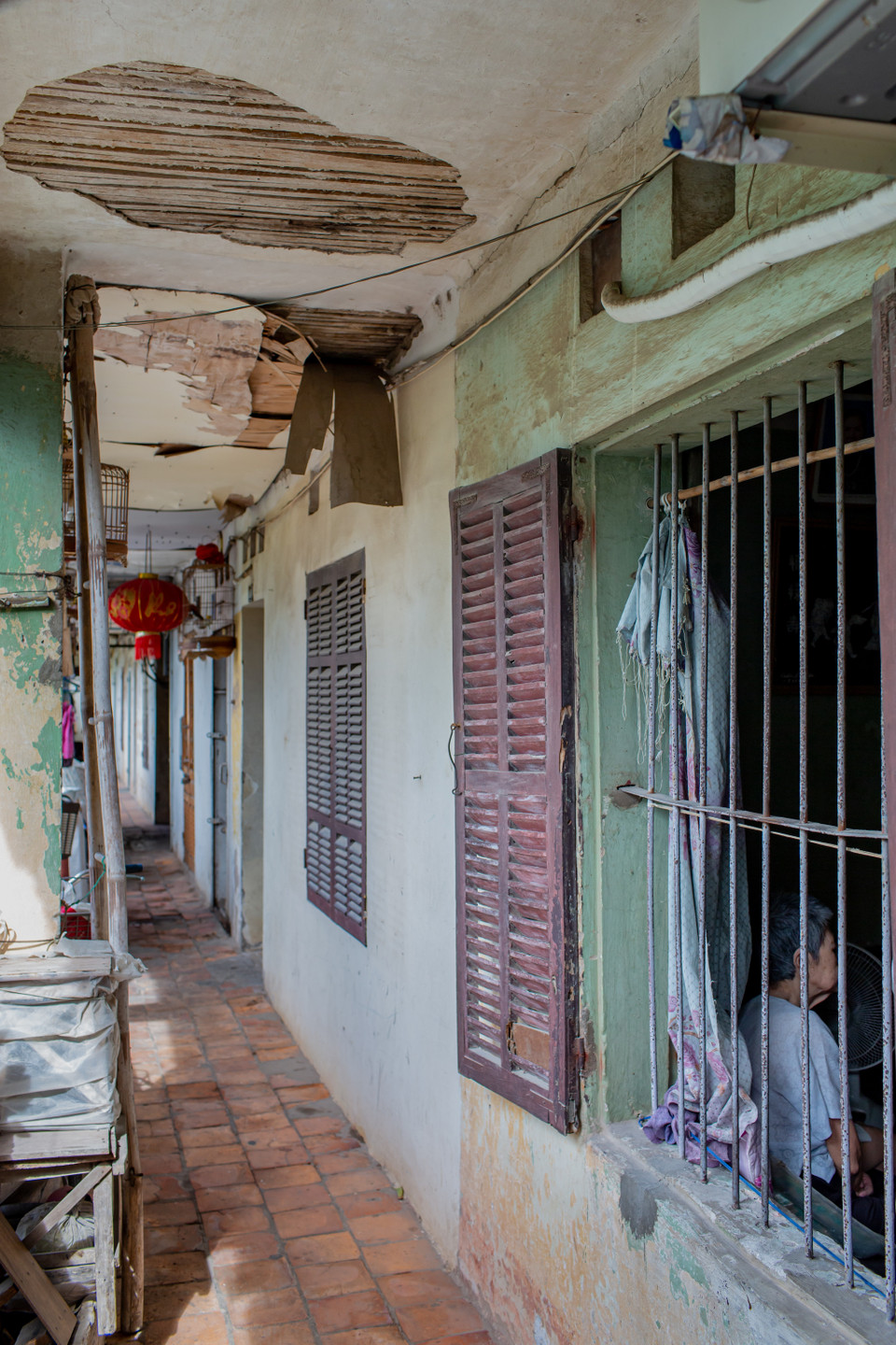 Những người dân tại đây chia sẻ đây là khu nhà ưu tiên cho các cán bộ. Tính cả phần hành lang, mỗi căn nhà có diện tích hơn 41m2, là không gian sinh hoạt của cả gia đình từ 2-4 người. (Ảnh: Quang Hưng/Vietnam+)