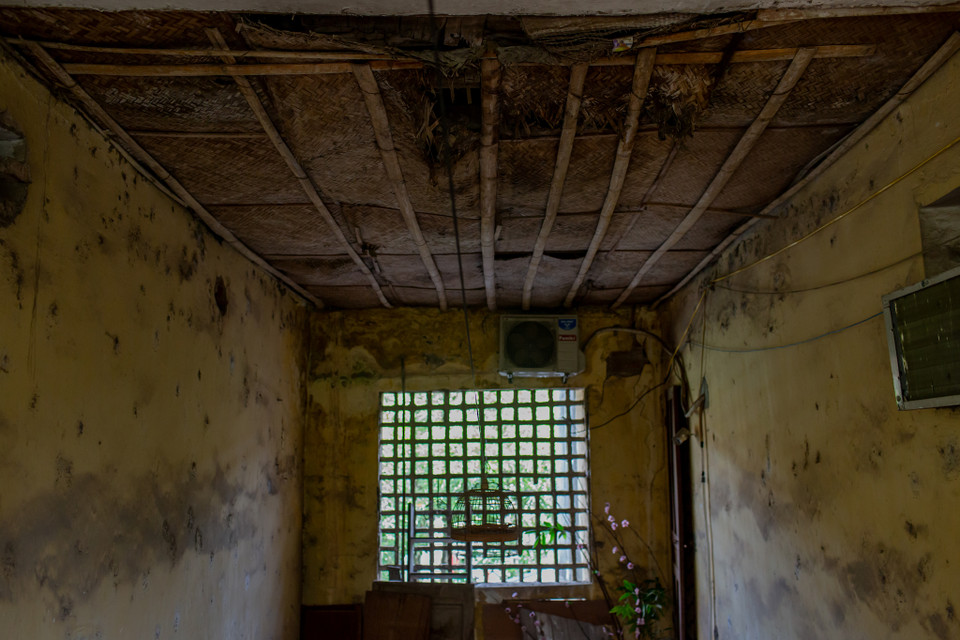 Đây là nơi sinh hoạt của gần 200 hộ dân với 4 dãy nhà ở. Dãy A, B, C được xây dựng từ những năm 1976-1978 với phần mái được lợp ngói, riêng dãy nhà D được xây dựng từ năm 1986 với 3 tầng mái bằng. (Ảnh: Quang Hưng/Vietnam+)