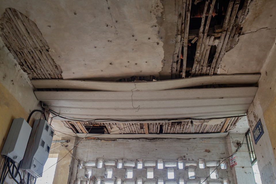 Cầu thang và trần mái là những thứ xuống cấp trầm trọng có thể rõ ràng nhìn thấy. (Ảnh: Quang Hưng/Vietnam+)