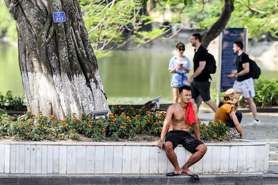 Hôm nay (4/6), Thủ đô Hà Nội bước sang ngày thứ ba nắng nóng đặc biệt gay gắt, người dân ra ngoài vào thời điểm này đặc biệt cảm thấy khó chịu. (Ảnh: PV/Vietnam+)