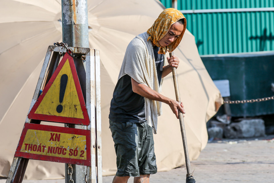 Thời điểm 16 giờ, nhiệt độ ngoài trời đã lên cao đến mức đỉnh điểm. (Ảnh: PV/Vietnam+)