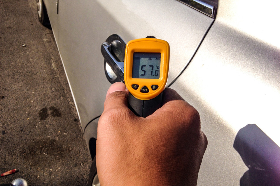 Bên ngoài của xe ôtô cũng ghi nhận mức nhiệt độ khó tin là 57 độ. (Ảnh: PV/Vietnam+)