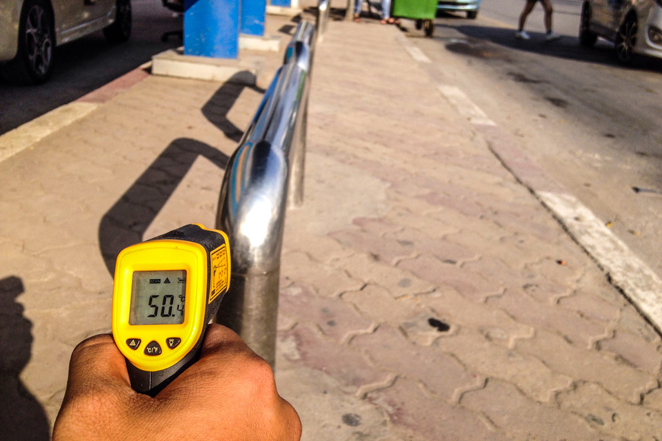 Lan can ngồi chờ xe buýt nhiệt độ cũng không kém cạnh. (Ảnh: PV/Vietnam+)