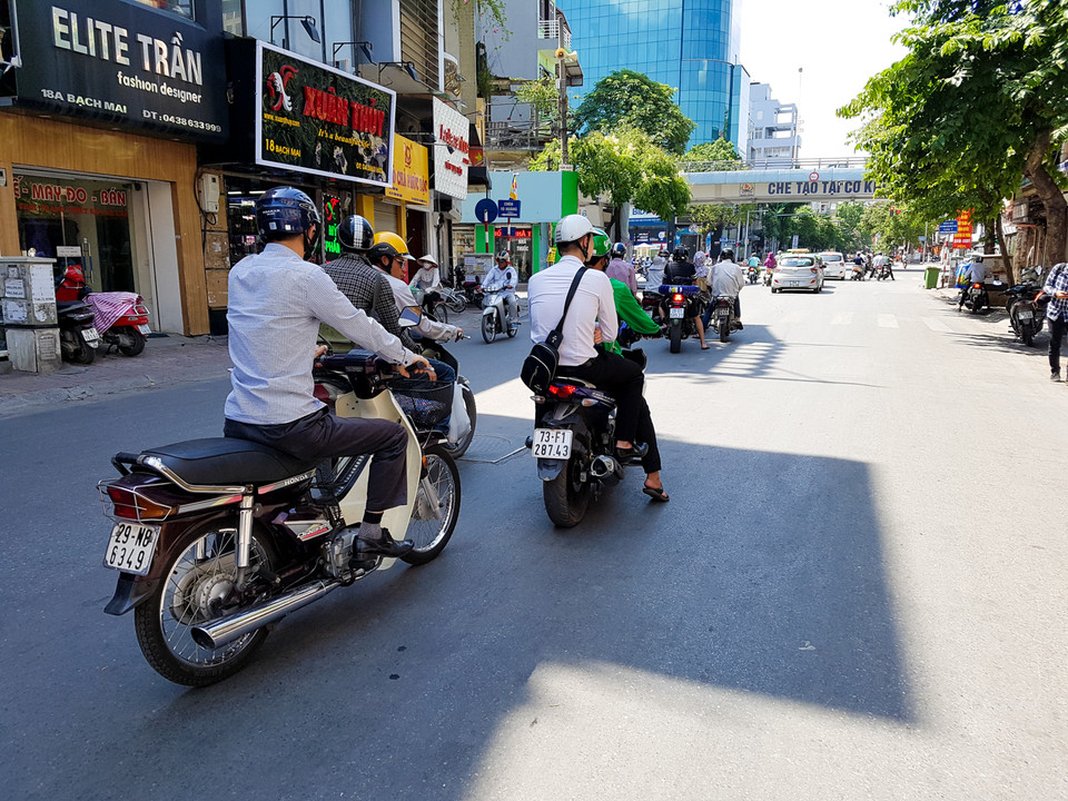 Thậm chí khi dừng đèn đỏ, nhiều người dân đã lựa chọn bóng râm để dừng đỗ xe. (Ảnh: PV/Vietnam+)