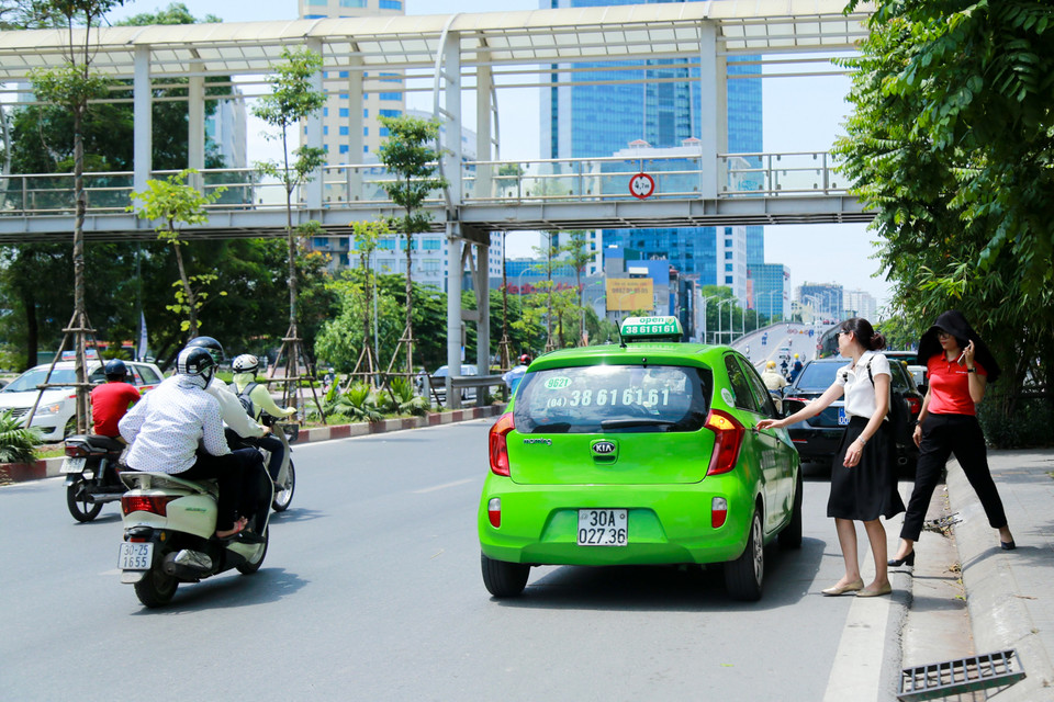 Đi taxi là lựa chọn cần thiết trong thời điểm này. Theo dự báo, diễn biến thời tiết năm nay sẽ rất phức tạp do tác động của El Nino, các kiểu thời tiết cực đoan có xu hướng xuất hiện nhiều. (Ảnh: PV/Vietnam+)