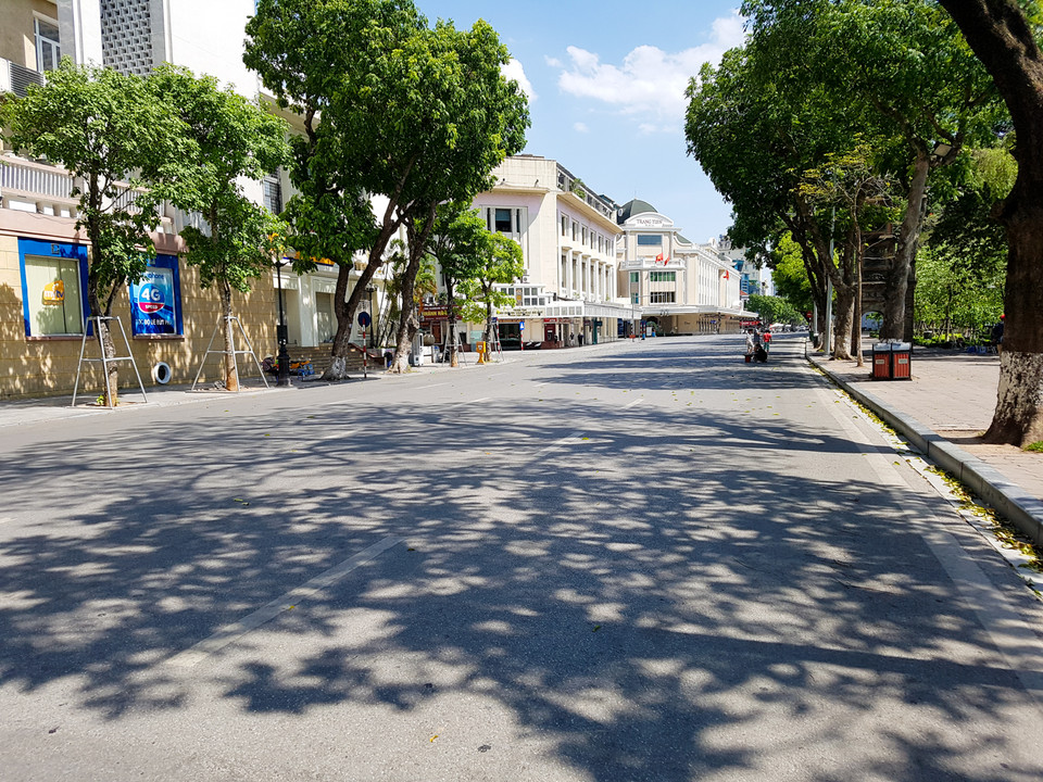 9-10 giờ sáng nay (4/6) tuy là cuối tuần nhưng xung quanh phố đi bộ Hồ Gươm, trái ngược với vẻ đông đúc, ồn ào như mọi khi, trên các tuyến phố thưa thớt người qua lại. (Ảnh: PV/Vietnam+)