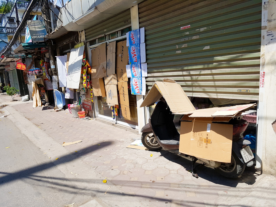 Người dân Thủ đô cảm thấy khó chịu khi phải ra đường, đa phần mọi người đều lựa chọn ở trong nhà trốn nóng. (Ảnh: PV/Vietnam+)