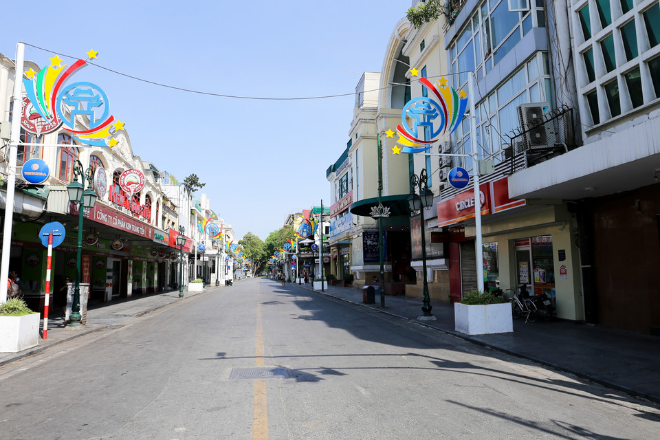 Do nhiệt độ ngoài trời quá nóng nên hầu hết mọi người đều hạn chế ra đường và chọn cho mình những nơi bóng mát hay trong nhà để tránh nắng nóng. (Ảnh: PV/Vietnam+)