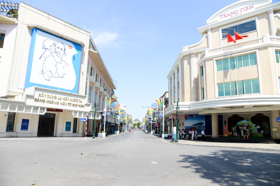 Theo Trung tâm Dự báo Khí tượng Thủy văn Trung ương, hôm nay (4/6), Thủ đô Hà Nội và cả miền Bắc đến Phú Yên bước sang ngày thứ ba nắng nóng đặc biệt gay gắt. (Ảnh: PV/Vietnam+)