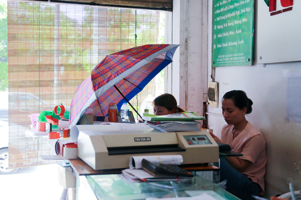 Một kiểu chống lại ánh nắng gay gắt chiếu vào chỗ làm việc. (Ảnh: PV/Vietnam+) Dự báo hôm nay, vùng áp thấp nóng phía Tây tác động đến miền Bắc và Trung Bộ đạt ngưỡng mạnh nhất, đẩy nhiệt độ các tỉnh, thành tăng lên mức đỉnh điểm trong đợt nắng nóng này. Thủ đô Hà Nội cũng đạt ngưỡng 41 độ C. Thời gian có nhiệt độ trên 35 độ C kéo dài suốt từ 10-18 giờ. Sau đó, từ ngày 6/6 tới, nắng nóng sẽ dịu dần, mưa mát sẽ giúp nền nhiệt miền Bắc hạ nhanh xuống mức 35 độ C./.