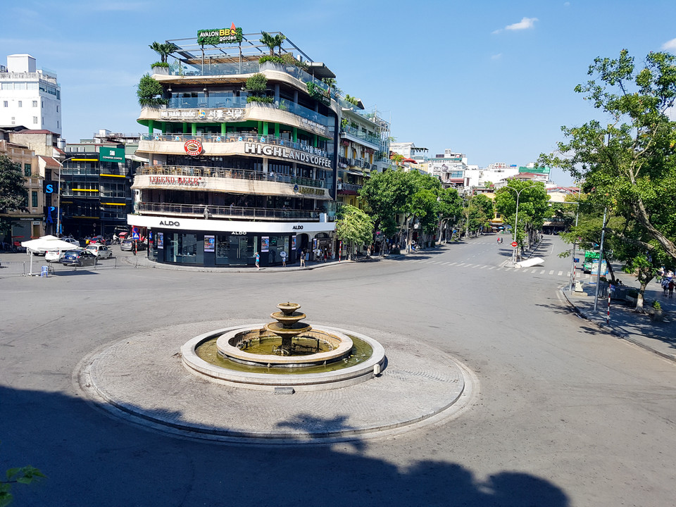 Vốn rất nhộn nhịp vào những ngày cuối tuần nhưng trong những ngày nắng nóng đỉnh điểm, phố đi bộ Hồ Gươm (Hà Nội) trở nên vắng hoe như ngày mùng 1 Tết. (Ảnh: PV/Vietnam+)