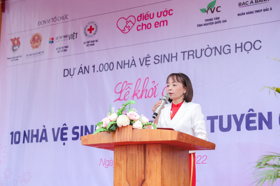 Theo cô Khổng Thị Thái, Hiệu trưởng Phổ thông Dân tộc bán trú Trung học cơ sở Hùng Đức, đây là một dự án hết sức ý nghĩa với các học sinh trường vùng sâu vùng xa, giúp các em có điều kiện sinh hoạt, học tập tốt hơn. 'Chúng tôi rất phấn khởi đón nhận chương trình và xin cam kết đồng hành cùng dự án để mong muốn các em có điều kiện được hỗ trợ tốt hơn trong sinh hoạt hàng ngày.' (Ảnh: Minh Sơn/Vietnam+)