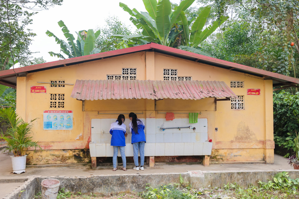 Đây là hoạt động tiếp theo của dự án xây dựng 1.000 nhà vệ sinh trường học trong khuôn khổ Chương trình Điều ước cho em - kêu gọi toàn xã hội chung tay hỗ trợ học sinh và giáo viên tại các địa bàn khó khăn, địa bàn vùng sâu, vùng xa, vùng đồng bào dân tộc thiểu số. (Ảnh: Minh Sơn/Vietnam+)