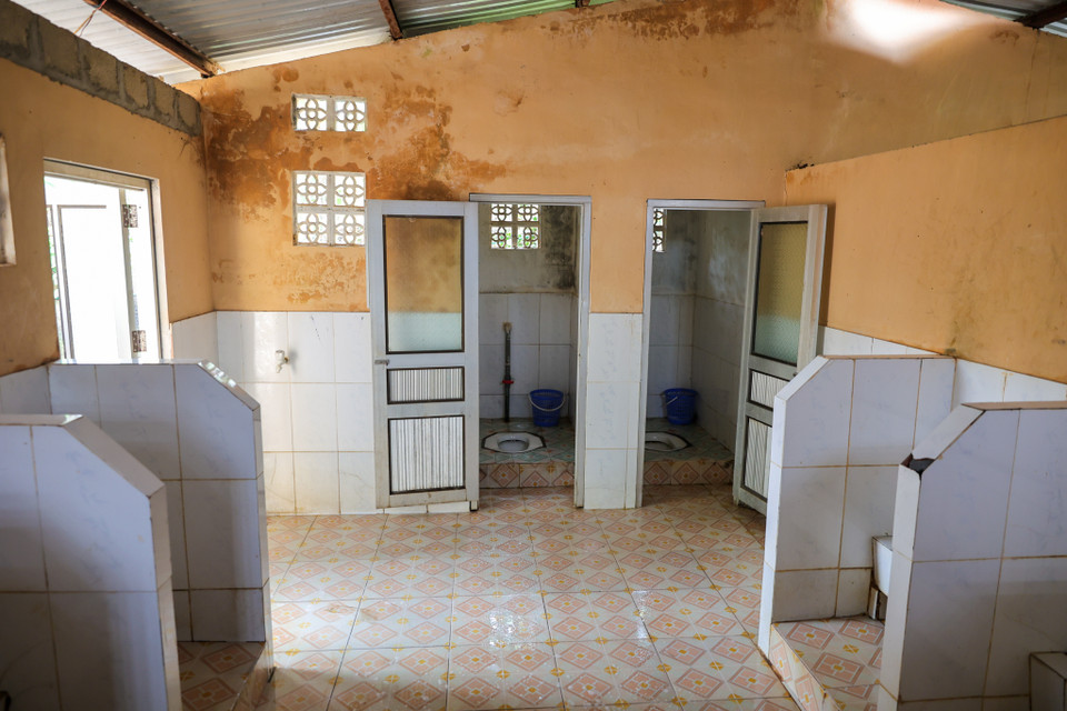 Theo cô Khổng Thị Thái, Hiệu trưởng Phổ thông Dân tộc bán trú Trung học cơ sở Hùng Đức, trường có tổng số gần 800 học sinh, trong đó có gần 400 em ở bán trú nhưng chỉ có một nhà vệ sinh xuống cấp và quá tải. (Ảnh: Minh Sơn/Vietnam+)