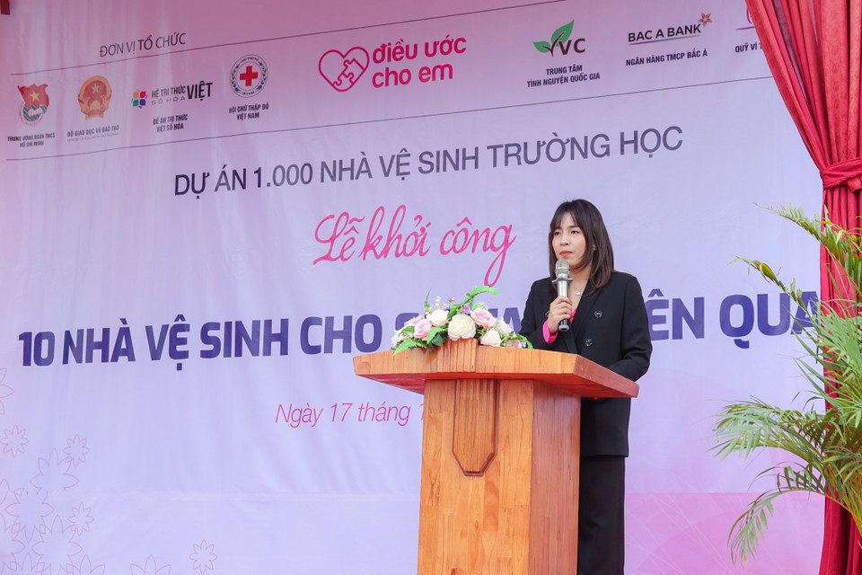 Bà Trần Thị Như Trang - Giám đốc Quỹ Vì tầm vóc Việt chia sẻ: 'Chúng tôi rất vui mừng khi tiếp tục chung tay cùng Bộ Giáo dục và Đào tạo, Trung ương Đoàn trong các hoạt động của chương trình thiện nguyện Điều ước cho em và Chương trình Sức khỏe học đường của Chính phủ. Các công trình nhà vệ sinh cho em sẽ đồng thời lan tỏa, thu hút sự tham gia của đông đảo các nguồn lực xã hội khác đầu tư đúng hướng cho trẻ em để có một môi trường học tập 'trường học thân thiện, học sinh khỏe mạnh.' (Ảnh: Minh Sơn/Vietnam+)