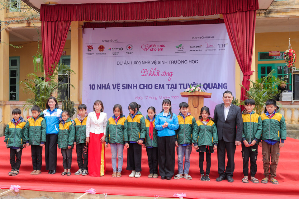 Ngay sau lễ khởi công, các tình nguyện viên, thanh niên của Tập đoàn TH, Quỹ Vì Tầm Vóc Việt và Ngân hàng Thương mại Cổ phần Bắc Á cùng các đoàn viên, thanh niên địa phương sẽ trực tiếp tham gia khởi công công trình. (Ảnh: Minh Sơn/Vietnam+)