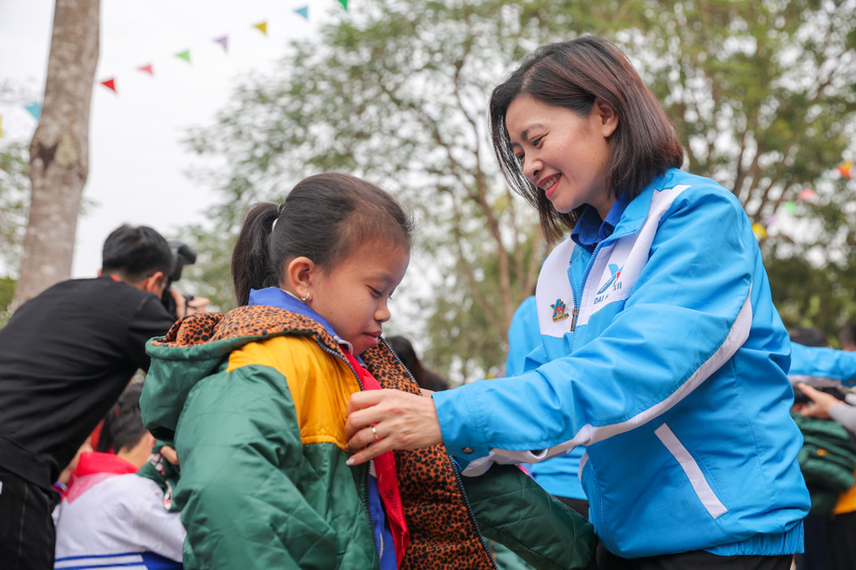Cũng tại sự kiện, Trung tâm Tình nguyện Quốc gia cùng Quỹ Vì tầm vóc Việt Tập đoàn TH, Ngân hàng Thương mại Cổ phần Bắc Á cùng tỉnh đoàn Tuyên Quang đã trao 200 áo ấm cho các học sinh người dân tộc thiểu số giúp các em có một mùa đông ấm áp. (Ảnh: Minh Sơn/Vietnam+)