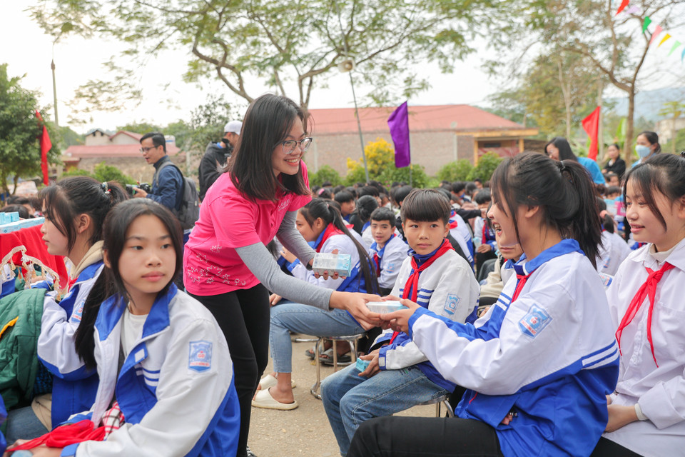 Cũng trong khuôn khổ hoạt động ngày 17/12, Quỹ Vì tầm vóc Việt đã trao tặng tủ sách trị giá 10 triệu đồng và 1.200 ly sữa tươi sạch TH true MILK HILO cho trường Hùng Đức. (Ảnh: Minh Sơn/Vietnam+)