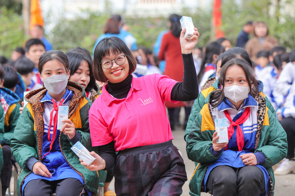 Hàng ngàn ly sữa tươi đã được trao tới các em học sinh. Cùng với đó, Quỹ Vì tầm vóc Việt cũng trao tủ sách trị giá 10 triệu đồng cho nhà trường. (Ảnh: Minh Sơn/Vietnam+)