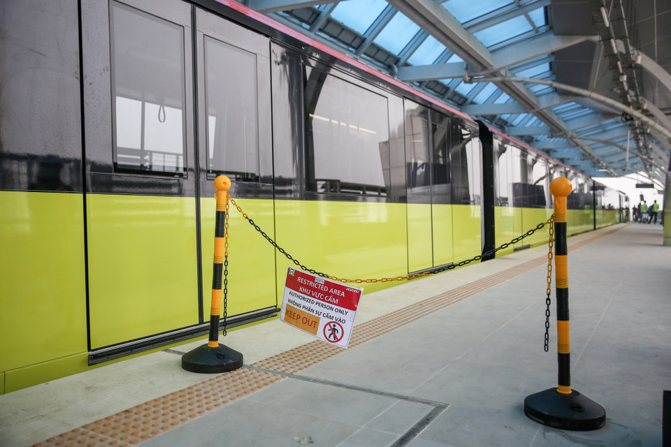 Tại nhà ga S1, người dân tham quan sẽ được hướng dẫn lên tầng ke ga để tham quan thiết kế, nội thất đoàn tàu đầu tiên của tuyến đường sắt đô thị. (Ảnh: Minh Sơn/Vietnam+)