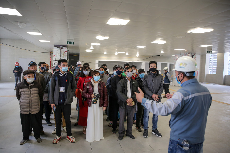 Người dân được hướng dẫn quy trình tham quan công trình cũng như đoàn tàu. (Ảnh: Minh Sơn/Vietnam+)