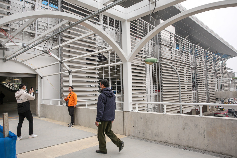 Do công trường đang trong thời gian thi công và để bảo đảm công tác an toàn và phòng, chống dịch COVID-19 nên người dân trước khi đến tham quan phải đăng ký trước và được MRB gửi xác nhận. (Ảnh: Minh Sơn/Vietnam+)