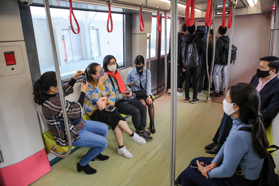 Rất đông người dân đã được tận mắt chứng kiến một công trình giao thông đô thị hiện đại trong tương lai. (Ảnh: Minh Sơn/Vietnam+)