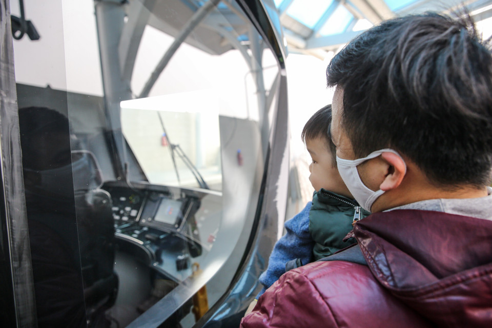 Theo kế hoạch của MRB, sau khi người dân tham quan, đoàn tàu sẽ tiếp tục chạy thử từ depot Nhổn đến các ga S1, S2, S3, S4, trước S5. (Ảnh: Minh Sơn/Vietnam+)