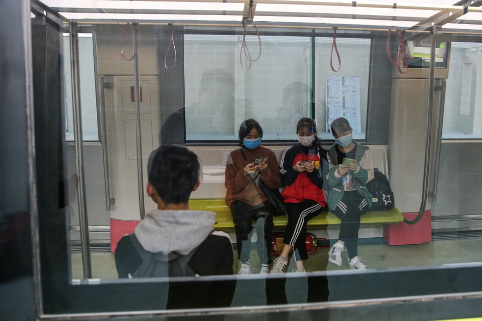 Người vui nhất có lẽ là các bạn sinh viên khi trong tương lai sẽ được sử dụng một loại hình giao thông hiện đại, thân thiện và an toàn. (Ảnh: Minh Sơn/Vietnam+)