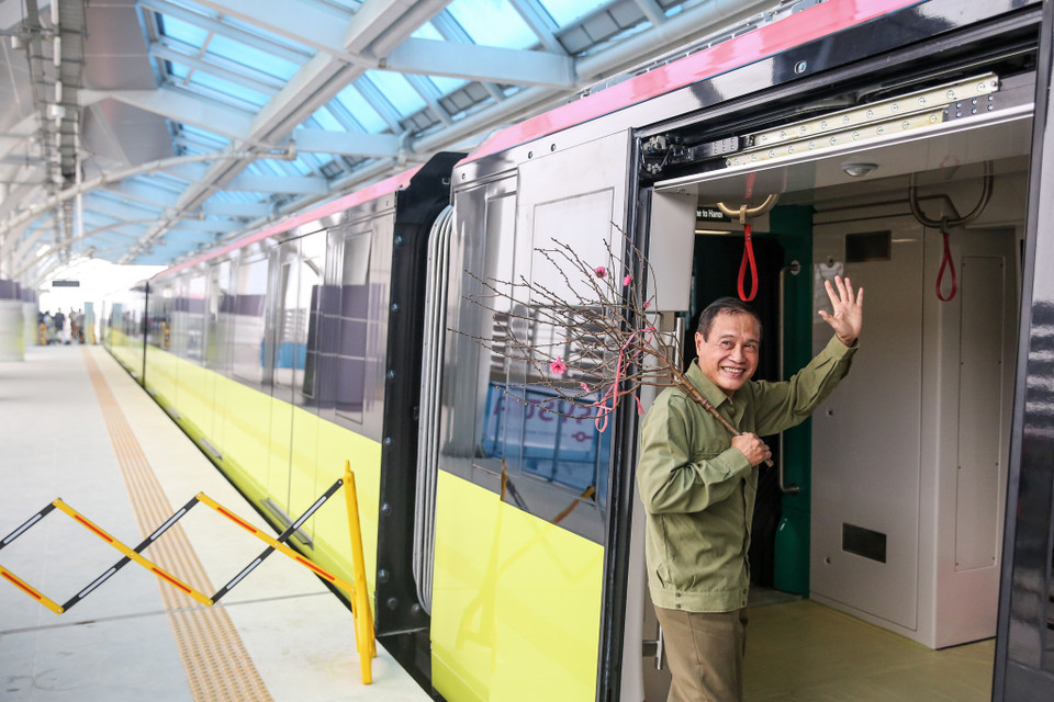 Chú Đặng Đình Quý (Kim Liên, Hà Nội) rất vui mừng khi là một trong những người đầu tiên tham quan đoàn tàu. (Ảnh: Minh Sơn/Vietnam+)