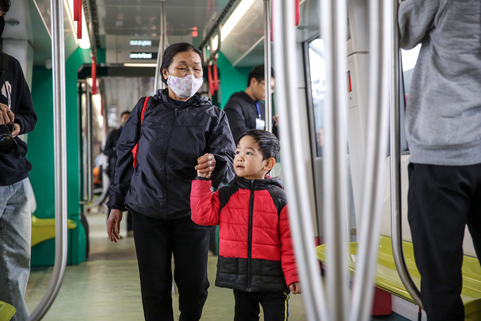 Đoàn tàu chạy thử gần 10km từ depot Nhổn đến ga S5 (khu vực Nhà hát Quân đội) rồi về đỗ ở ga S1 (đối diện trường Đại học Công nghiệp Hà Nội). (Ảnh: Minh Sơn/Vietnam+)