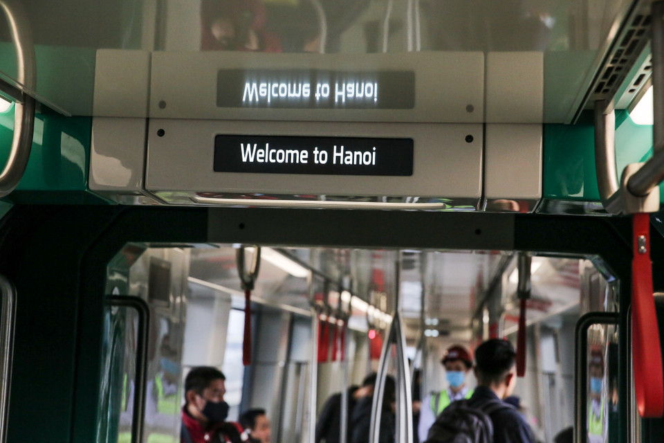 Bảng đèn led tại đầu mỗi toa sẽ hiển thị vị trí ga đến khi tàu được đưa vào vận hành. (Ảnh: Minh Sơn/Vietnam+)