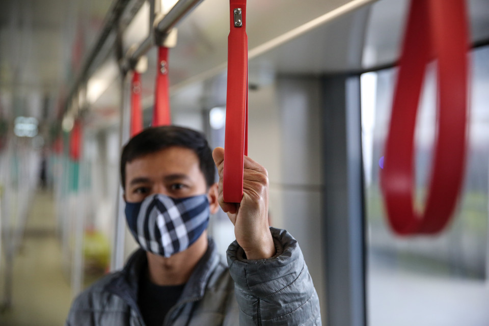 Đoàn tàu sử dụng sức kéo điện, dòng điện một chiều 750VDC cấp điện bằng ray thứ ba bằng một thanh truyền gọi là "chân tiếp xúc" để cung cấp năng lượng cho tàu. (Ảnh: Minh Sơn/Vietnam+)