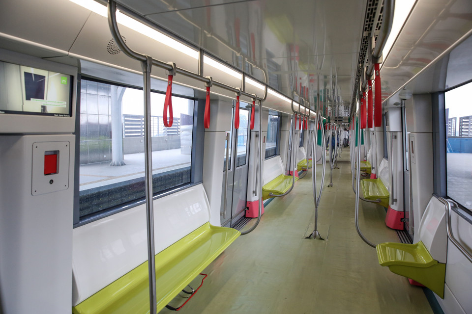 Mỗi đoàn tàu có khả năng chuyên chở 944-1.124 người và khai thác với tốc độ thương mại 35km/h, tốc độ thiết kế 80km/h. (Ảnh: Minh Sơn/Vietnam+)