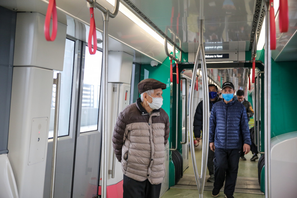 Tàu được sơn ba màu xanh lá mạ, hồng đỏ và trắng với biểu tượng Khuê Văn Các. (Ảnh: Minh Sơn/Vietnam+)